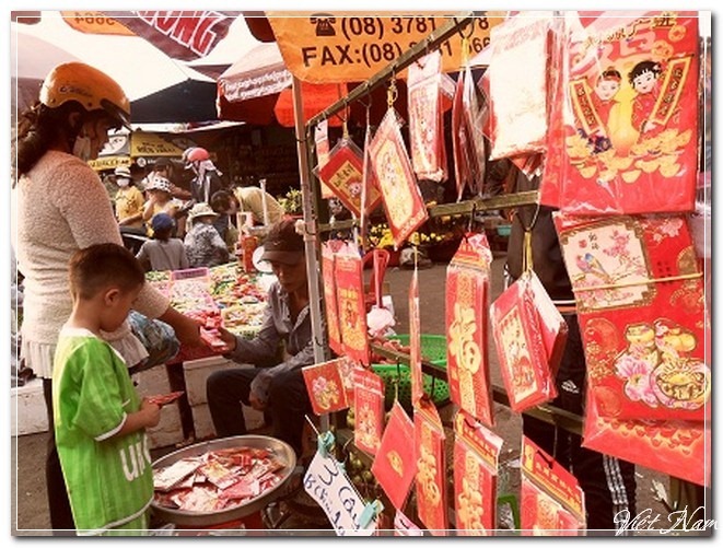 Chợ Tết: thịt mỡ - dưa hành - bánh chưng xanh