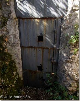 Cova d´En Pardo - Puerta de hierro que cierra la entrada
