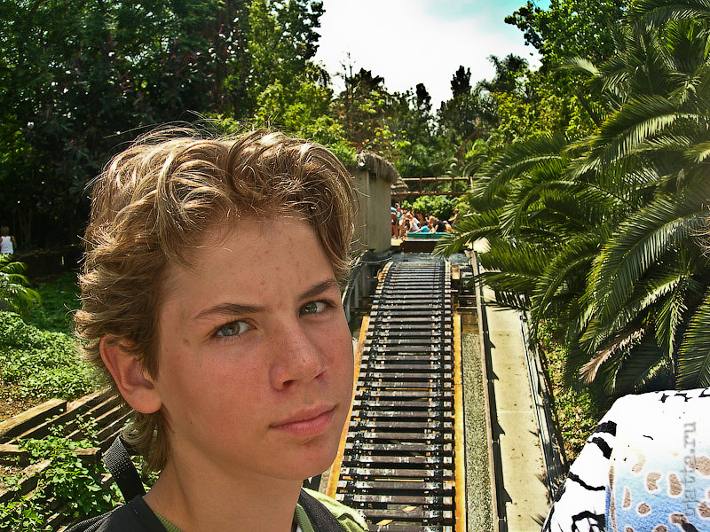 25. Aloha Polynesia. Порт Авентура. Port Aventura. Salou. Costa Dorada. Spain. На фоне водяной горки. 25. Aloha Polynesia. Порт Авентура. Port Aventura. Salou. Costa Dorada. Spain. На фоне водяной горки.