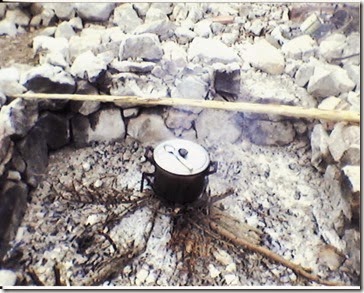 20-8-2012 - Tσοπάνικο υπαίθριο  μαγέρεμα , Ο τέντζερης πάνω  στην  πυρωστιά , και  η  φωτιά  που  καίεi  στη  Γκιώνα ι