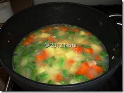 Para una taza de arroz, de 1 1/2 a 2 tazas de caldo o agua, sal al gusto P1110919