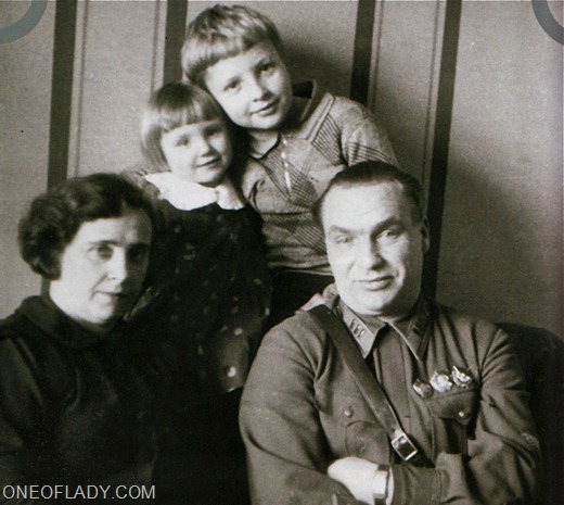 [-valeriy-chkalov-s-genoy-olgoy-doche%255B1%255D%255B11%255D.jpg]