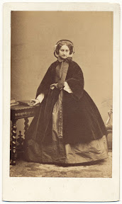 unbekannte Dame, April 1860 Foto: Disdéri, Paris