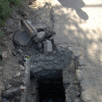 Loch in der Straße (kein Schacht)