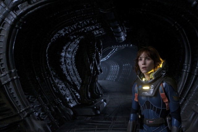 Noomi Rapace tátott szájjal áll