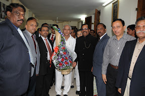 ಪೋಲೀಸ್ ಅಧಿಕಾರಿಗಳಿಂದ ಶುಭಾಶಯ