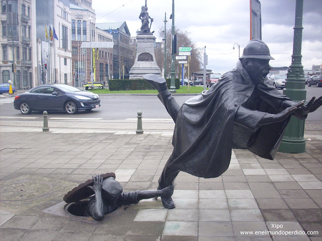 estatua-ladron-y-policia-bruselas.JPG