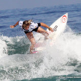 Pauline à l'attaque des vagues de la Côte des Basques