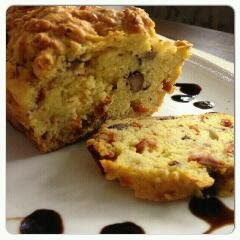 plumcake salato pomodorini secchi, olive e scamorza