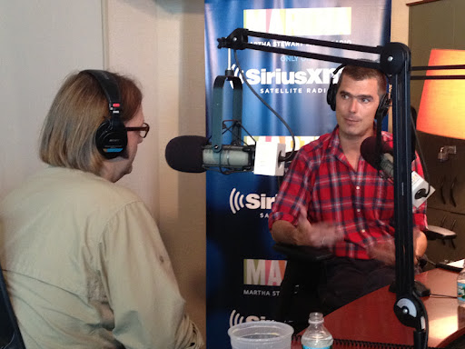 Chefs Wylie Dufresne and Hugh Acheson discussing culinary techniques.