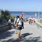 Przede mną najgorszy odcinek do Mrzeżyna - 10 km pustkowia. Ze śniadaniem już boso schodzę na plażę.