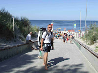 Przede mną najgorszy odcinek do Mrzeżyna - 10 km pustkowia. Ze śniadaniem już boso schodzę na plażę.