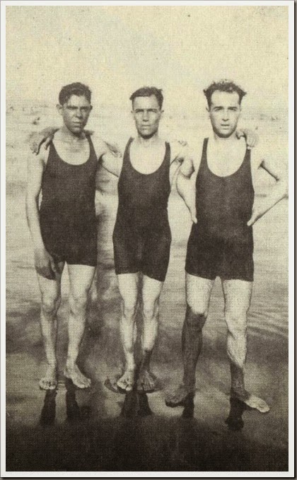 BAÑISTAS EN LA PLAYA CA 1920