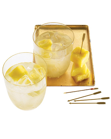 1 peeled, cored pineapple, 1 bottle of pisco, 1 cup sugar, 1 cup water, half a cup fresh lime juice and ice is all you need to make Pisco Punch. 1 peeled, cored pineapple, 1 bottle of pisco, 1 cup sugar, 1 cup water, half a cup fresh lime juice and ice is all you need to make Pisco Punch.