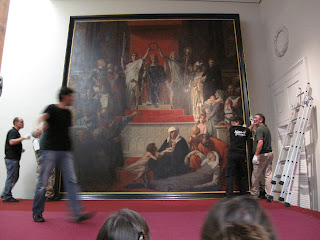 Mise en place de l'œuvre dans l'escalier du Musée Fabre de Montpellier (dépôt du Château de Versailles)