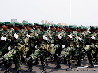 Les femmes soldat de la FARDC marchent ce 30/6/2010 à Kinshasa, lors du défilé marquant cinquantenaire de l'indépendance de la RDC. Radio Okapi/ Ph. John Bompengo