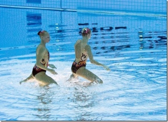 synchronized-swimmers-underwater-9