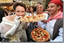 Una donna mangia la pizza