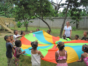 Profe Lara's PreK4 class trying to keep the water balloon in the parachute.