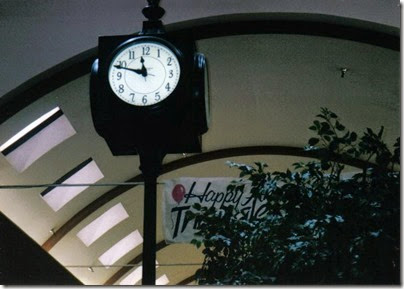 Triangle Mall Clock in Longview, Washington in November 1995