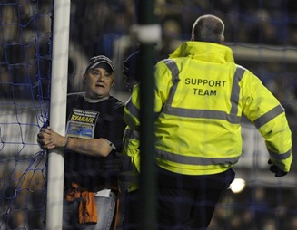 Everton, fan, handcuff, Man City