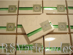 Caixa especial 1 
    : R$ 3,00 unid vazia (min. 20 unids). 
    : R$14,00 unid (min. 14 unids). 
    : Medidas - 16x12x3,5 cm. 
    : Conteúdo - vidrinho com confeti, 2 trufas, balinha personalizada, saquinho contendo 5 amêndoas.