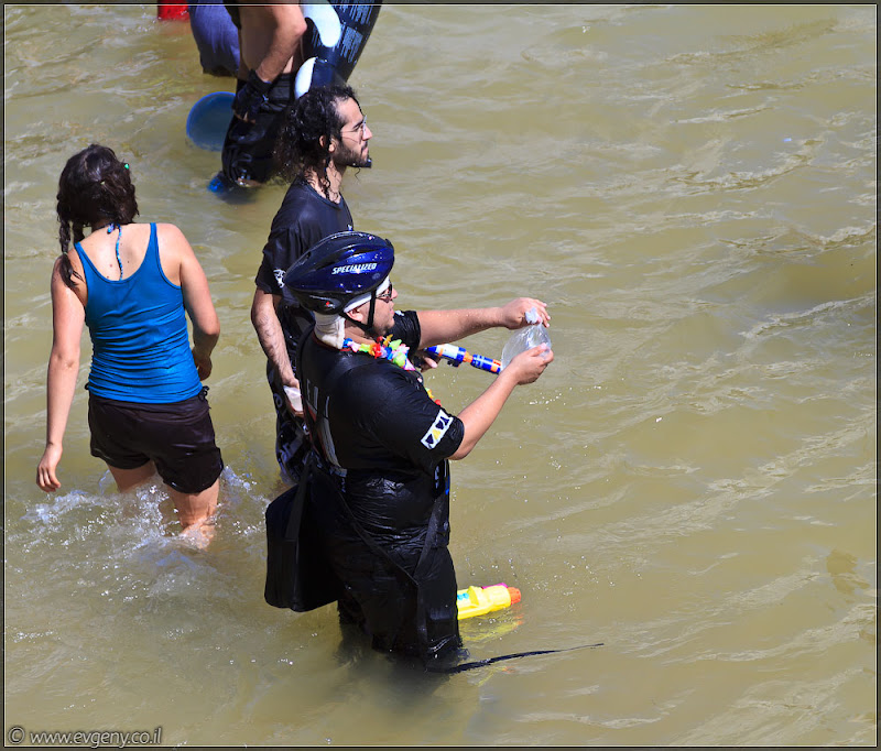 il/Настоящее мочилово в центре Тель Авива (20110701 ta water war 043 6776)