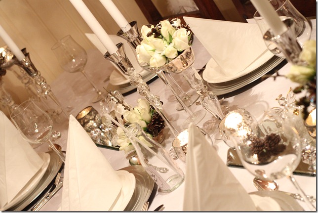 hvitt bord pyntet med sølv, kongler, diamanter og snø  IMG_0786