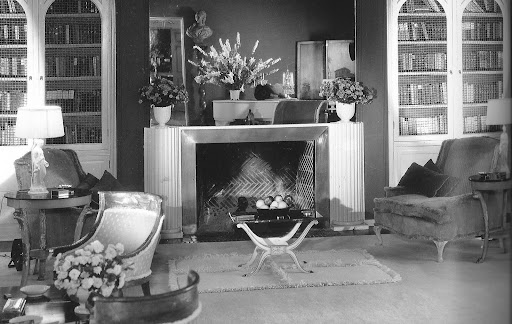 Paramount director Mitchell Leisen was accused by many of being a better set dresser than an auteur. Here, his own residence is ready for action, with Regency-inspired furniture.(Regency Redux, Rizzoli) Paramount director Mitchell Leisen was accused by many of being a better set dresser than an auteur. Here, his own residence is ready for action, with Regency-inspired furniture.(Regency Redux, Rizzoli)