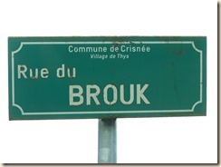 Broekstraat. Maar het woord 'brouk' (Nederlands: Broek, dwz. moeras) bestaat niet in het Frans. Zie http://nl.wikipedia.org/wiki/Broek_%28landschap%29