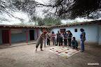 Las Huarmis y Claudia Mazzola haciendo control de calidad. Gentileza: Spazio Sumampa.