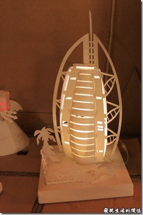 DIY紙箱王的小夜燈紙模型-杜拜帆船飯店