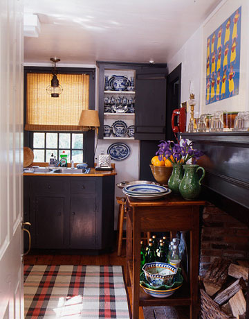 This tartan area rug is such a simple and lovely addition to this kitchen!