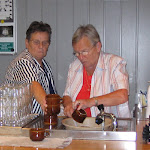 kantkringmiddag 2005 Mia en Leida koffiekopjes afwassen klaar voor website 24 mrt. 2006.jpg