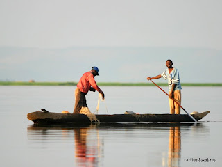 Pêcheurs sur le fleuve Congo, au niveau du Pool Malebo, non loin de Kinshasa. 2004.