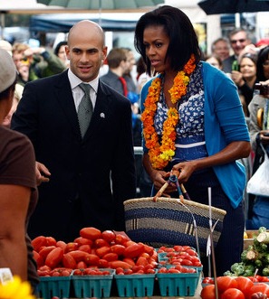 [Michelle%252BObama%252BVisits%252BNew%252BFarmers%252BMarket%252BWashington%252BqUPXY-Yql5ql%255B10%255D.jpg]