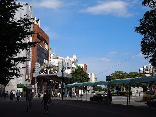 四日市駅前。良い感じに閑散。私の実家に比べると人はいるし都会だけどやはり田舎。四日市印象と違い、案外工場的な建造物は見当たらない。あるところにまとまってにあるらしい。