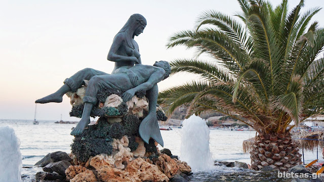 Αγαλμα Γοργόνας που σώζει ναύτη στο Κίνι.