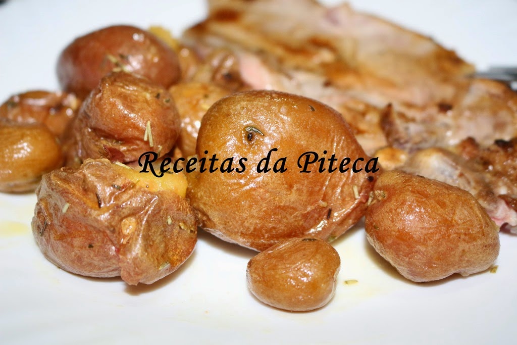 [Batatas%2520assadas%2520no%2520microondas%2520com%2520molho%2520de%2520manteiga%2520e%2520ervas-empratado%255B3%255D.jpg]