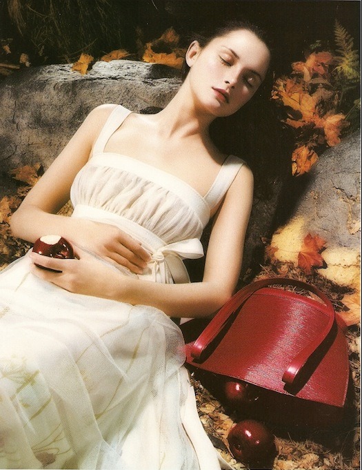 [louisvuittonspring2002campaign5.jpg]