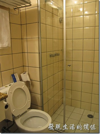 TRANSAMERICA。浴室好小一間，還有乾濕分離的淋浴間，但沒有浴缸就是了，感覺有點簡陋！