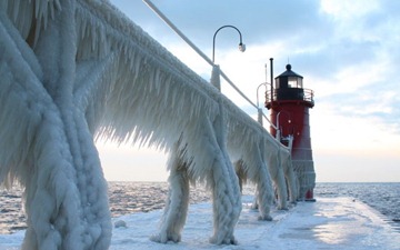 south-haven-michigan-frozen-lighthouse-800x500