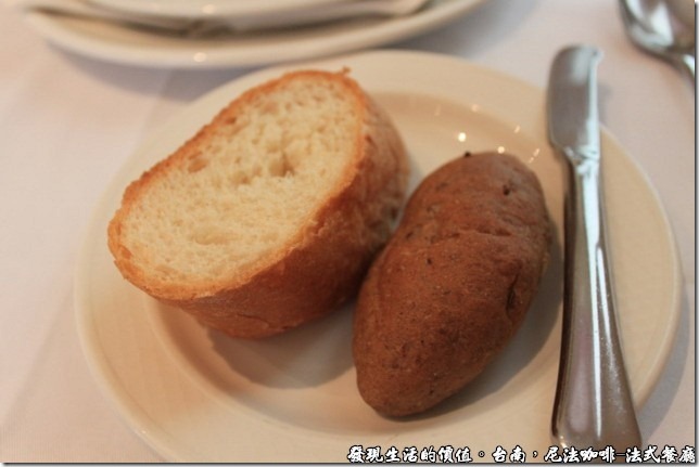 尼法咖啡，法式餐廳。法國麵包及小麥麵包。