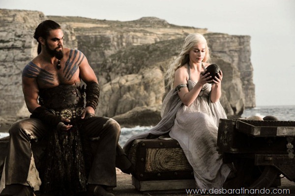 emilia-clarke- Daenerys-Targaryen-linda-sexy-game-of-trhones-guerra-dos-tronos-sexta-proibida-desbaratinando (14)