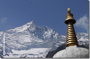 Stupa e montanhas Stupa e montanhas