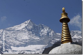 Stupa e montanhas