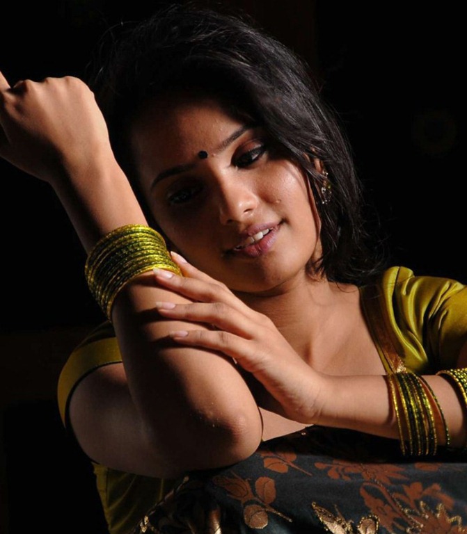 [tamil_actress_aarushi_hot_pic.jpg]
