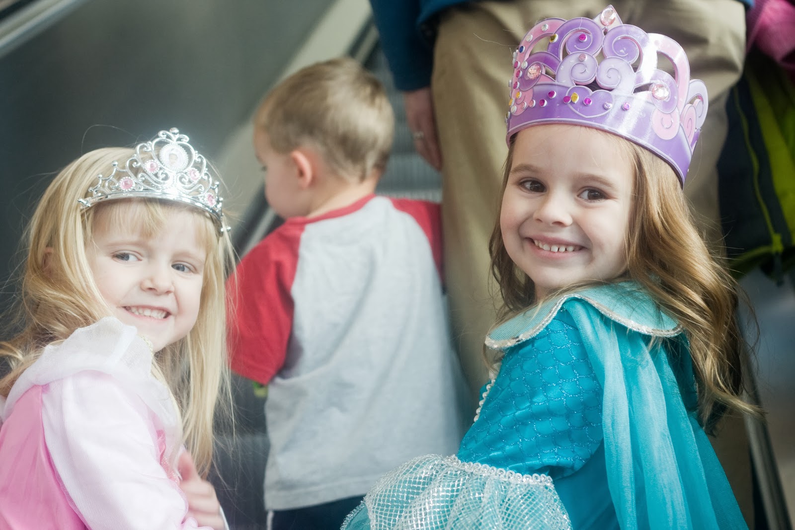 [12.7.13%2520disney%2520on%2520ice%2520Lily%2520Tessa%25202%255B4%255D.jpg]