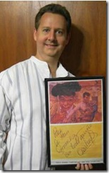 Rafael Dupouy Gómez muestra la dedicatoria que le hizo Mario Moreno “Cantinflas” a su familia