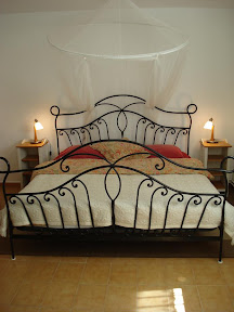 Bedroom 1:<br />
Double bed 180 x 200 cm, build-in wardrobe, make-up mirror, 1 window and own access to the entrance terrace, central heating.